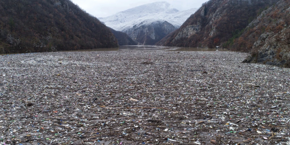 FOTO: upi Balkānos pārņēmuši atkritumi, tur peld pat ledusskapji
