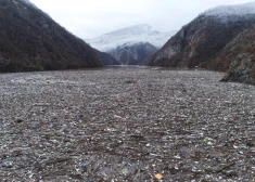 Atkritumi, kas peld Drinas upē netālu no Višegradas, Bosnijā, 2023. gada 20. janvārī.