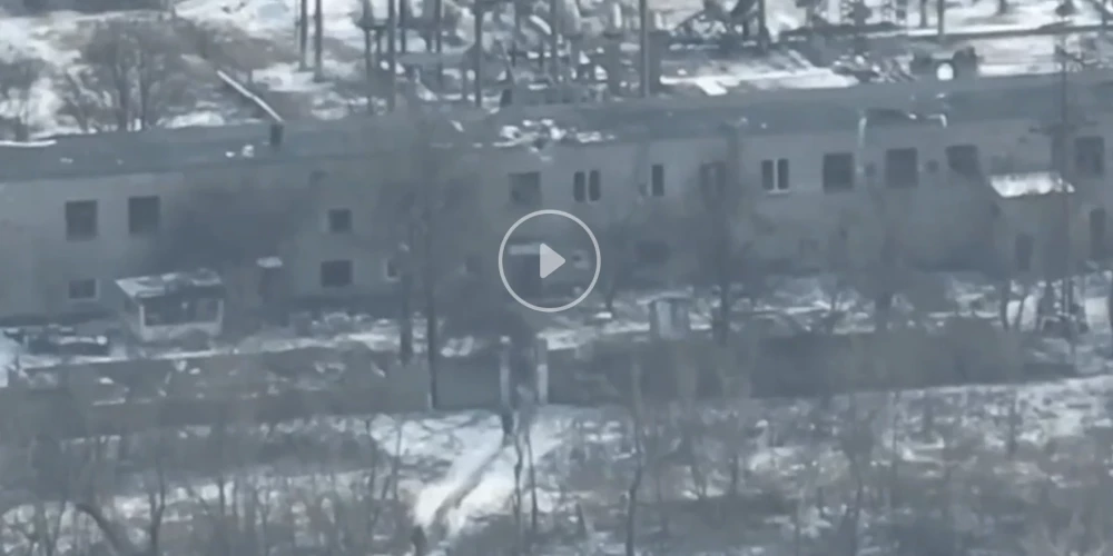 VIDEO: ukraiņi ziņo, ka pie Bahmutas iznīcinājuši kazarmas, kur iekšā bija krievu karavīri