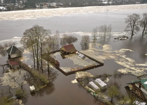   "Мы не попрошайничаем, но надеемся, что нам помогут": мэр Екабпилса о последствиях наводнения