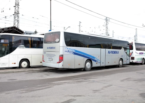 Konkurences padome (KP) saistībā ar iespējamu karteli ar kopumā gandrīz 2 miljonu eiro naudas sodu vēršas pret trim firmām – “Liepājas autobusu parku” (LAP), “Nordeku” un “Latvijas Sabiedrisko Autobusu” (LSA) 