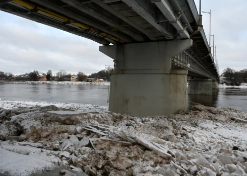 Уровень воды в Даугаве опустился примерно до пяти метров.