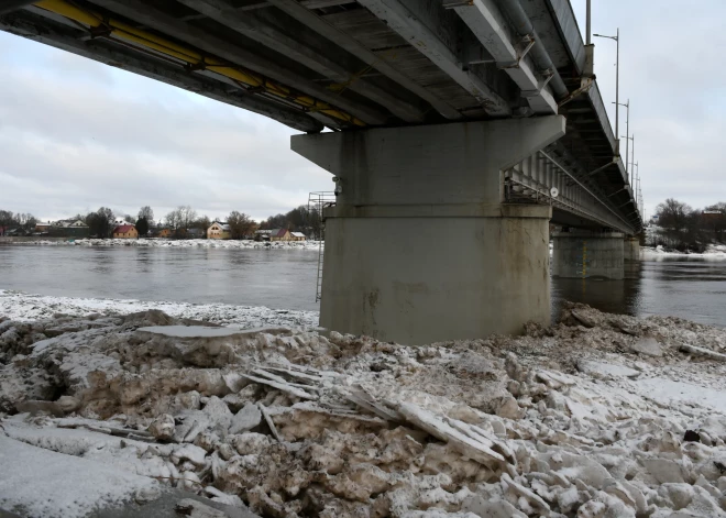   Последствия наводнения в Екабпилсе: продолжается откачка воды, поврежденную дамбу укрепляют