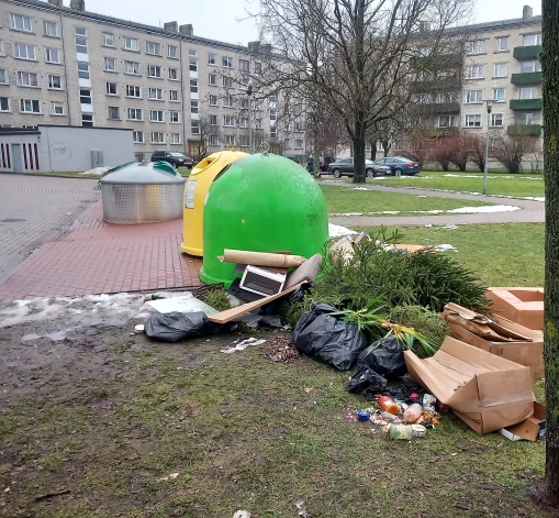 Ventspils pašvaldības policistiem omu pēc sniega nokušanas sagandējuši šmucīgie pilsētnieki, kuri savu apkārtni piegānījuši ne pa jokam.