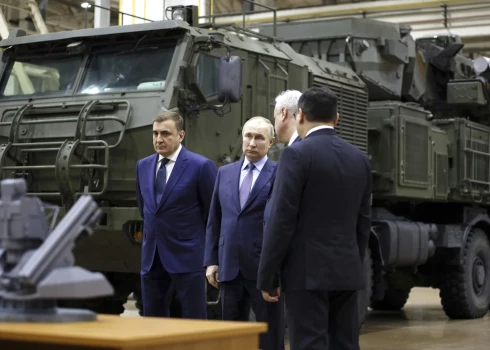 Krievijas prezidents Vladimirs Putins vizītes laikā 2022. gada 23. decembrī Tulā pārbauda Krievijas izgatavotās ieroču sistēmas.