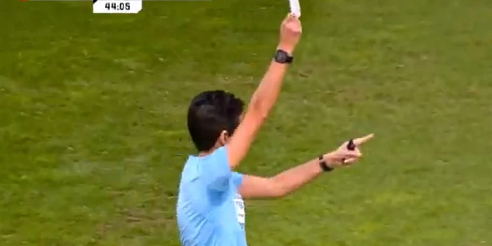 В Португалии арбитр впервые показал футболистам белую карточку. За что?!