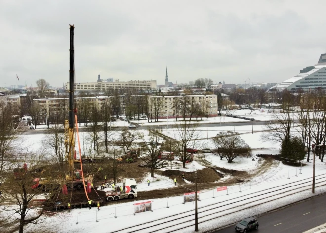 Gatavojoties panorāmas rata būvniecībai, Uzvaras parkā pārstādīti koki