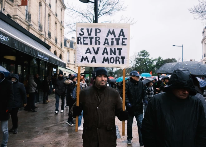 Francijas valdība nepiekāpjas pensiju reformas jautājumā