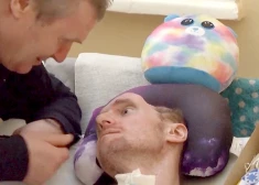 Ievainotā VItālija tēvs Sergejs katru dienu pavada ar savu smagi ievainoto dēlu.