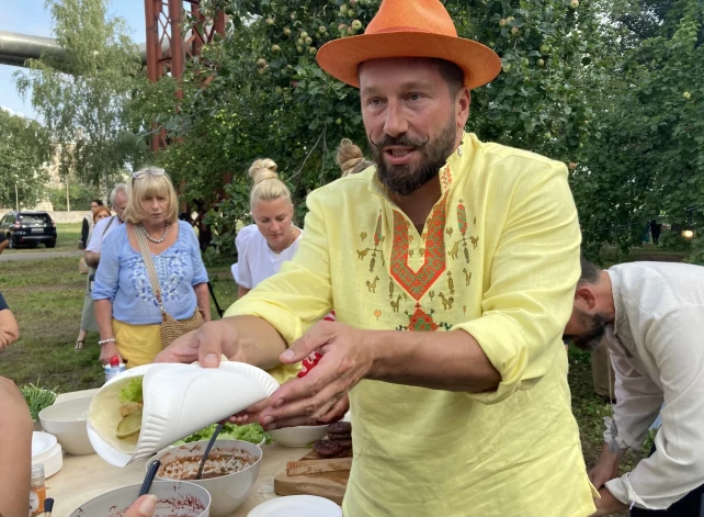 Евгений Чичваркин на пикнике в честь Дня независимости Украины, который он устроил в рижском центре помощи беженцам