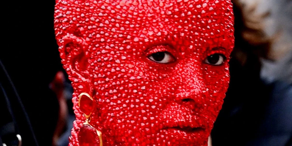 Ekscentriskā Doja Cat uz augstās modes šovu Parīzē ierodas sarkana
