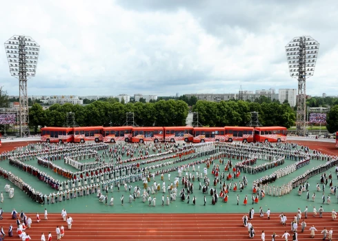 XI Latvijas skolu jaunatnes dziesmu un deju svētku tautas deju kolektīvu lielkoncerts "Līdz varavīksnei tikt" Daugavas stadionā.