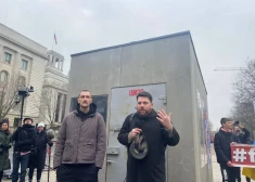 В Берлине установили инсталляцию с копией камеры ШИЗО, в которой держат Алексея Навального