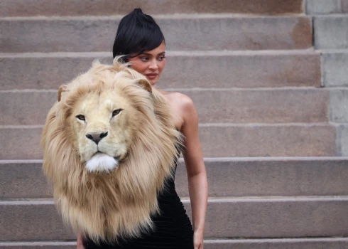 Kailijas Dženeres tērpu ar lauvas galvu pozitīvi novērtē pat dzīvniektiesību aizstāvji