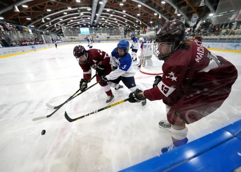 Eiropas Jaunatnes Ziemas Olimpiādes hokeja turnīra spēle starp Latvijas un Itālijas jauniešiem Friuli-Venēcija Džūlija reģionā Itālijā.