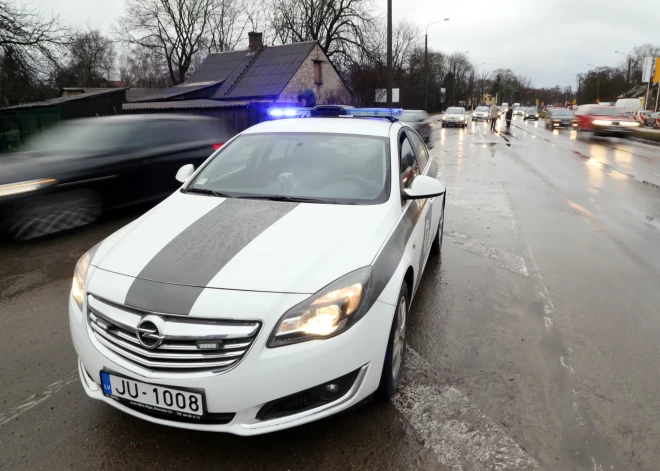 Dzērājšoferis ar nelegālām cigaretēm automašīnā bēg no policijas 