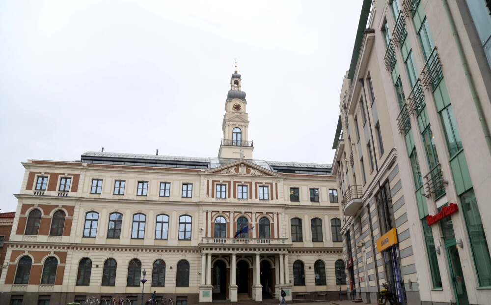 Apstiprina Rīgas pašvaldības pagaidu budžetu, plāno par 140 miljoniem lielākus ienākumus nekā pērn