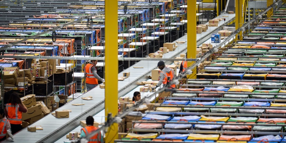 "Amazon" strādnieki Lielbritānijā prasa algas palielinājumu un protestē pret necilvēcīgiem apstākļiem