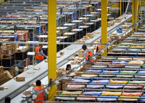 "Amazon" strādnieki Lielbritānijā prasa algas palielinājumu un protestē pret necilvēcīgiem apstākļiem