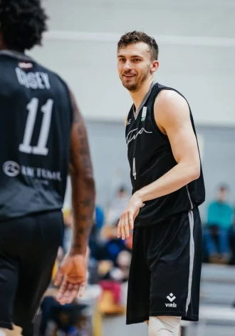 "VEF Rīga" basketbolisti šajā mačā izpildīja 30 tālmetienus, bet realizēja tikai piecus jeb 16%, kamēr viesi aiz perimetra bija precīzi deviņos no 33 raidījumiem jeb 27%.