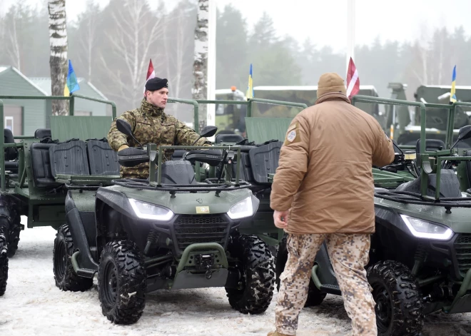 Latvijā ražotie apvidus auto "VR-1 FOX", kas, noslēdzot "Ziedot.lv" kampaņu "Labas ziņas", tiks ziedoti Ukrainas armijai.