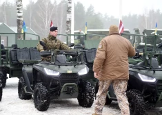 FOTO: Ukrainai nosūtīta Latvijā ražotā militārā tehnika - kvadricikli un skrejriteņi