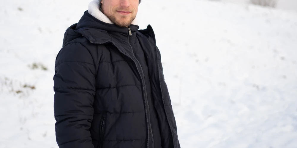 Praktiskie latvieši. Iecienītākie Latvijas vīriešu apģērbi - melna virsjaka un džemperis ar V veida izgriezumu