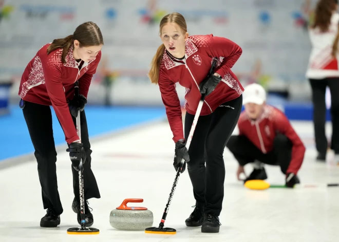 Latvijas kērlinga komanda grupu turnīru noslēdz perfekti un iekļūst Eiropas Jaunatnes ziemas Olimpiādes pusfinālā