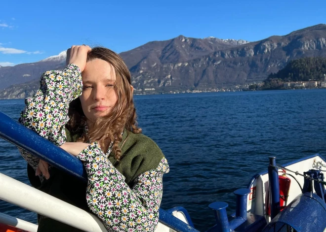 "Я честна, со мной моя совесть": Монеточке исписали двери ее квартиры после антивоенных высказываний