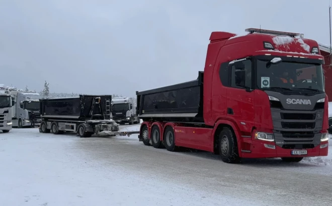 Lielākais pilnībā elektriskais "Scania" kravas auto sastāvs, kas jau strādā raktuvēs Norvēģijā, sver 64 tonnas.