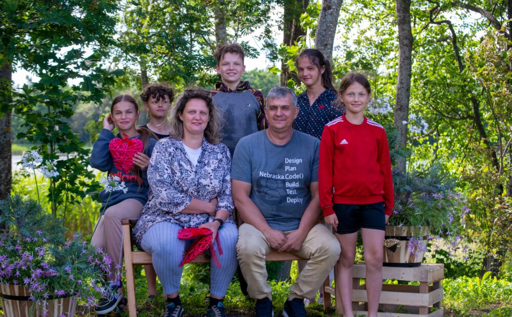 Viena no bagātākajām un skaistākajām Latvijas ģimenēm: Aldis, Edīte un viņu 9 bērni 