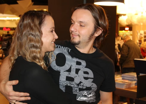 Ainārs Rubiķis par mīlestību ar Rēziju teic, ka tā ir ļoti liela dāvana: “Bet mēs tiešām ilgi stīvējāmies pretī. Var teikt, jau sita ar to dāvanu pa galvu – tad jūs ņemsiet?! Beigās, kad tā bija jau gandrīz sadauzīta, ieraudzījām, kas tajā ir...”