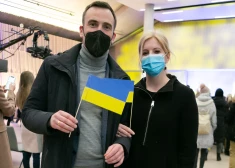 Fotogrāfiem Staķu pāris uzsmaidīja vien pērnajā ziemā, kad sejas bija zem maskām, apmeklējot Ukrainas atbalstam veltīto pasākumu Mežaparkā.