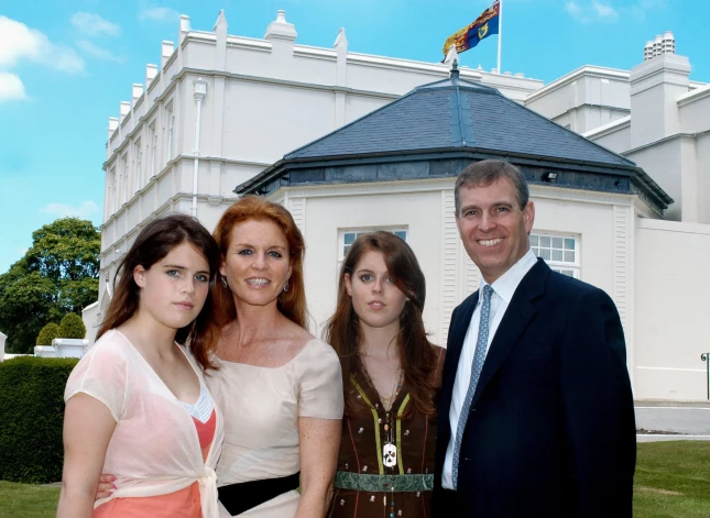 Princis Endrū un Sāra Fērgusone ar meitām princesēm Beatrisi un Eiženiju pie Vindzoras mājām “Royal Lodge” 2005. gadā.