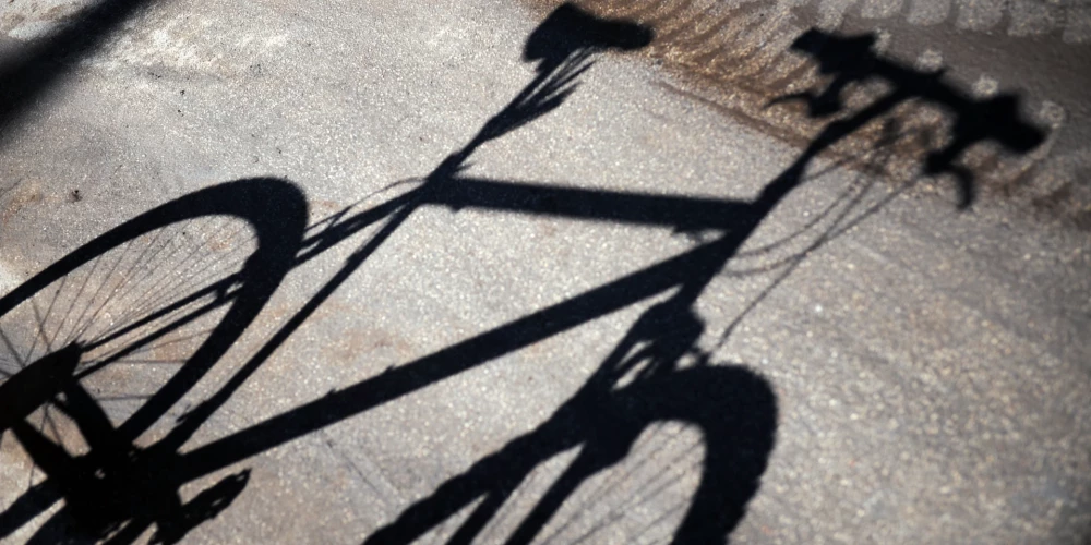 Naktī Tārgales pagastā uz ceļa notriekts velosipēdists. Likumsargi aicina "Audi" vadītāju pašu pieteikties policijā un atsaukties aculieciniekus