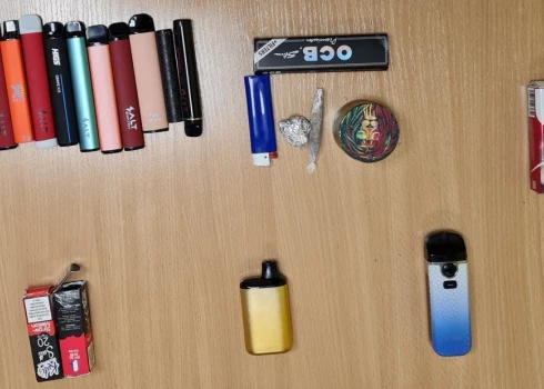 Valsts policija atkklāju plašu cigarešu un "zaļganbrūnas" vielas klāstu mācību iestādē.