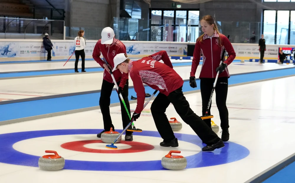 Det latviske landslaget vinner bronsemedaljer i European Youth Winter Olympics curlingturnering