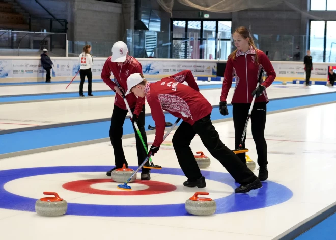 Latvijas izlase izcīna bronzas medaļas Eiropas Jaunatnes ziemas olimpiādes kērlinga turnīrā