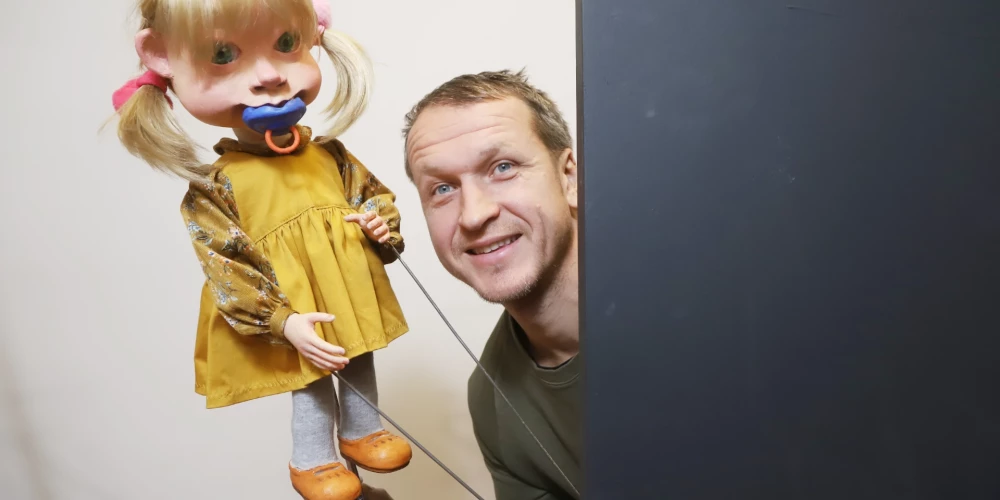 Režisors Intars Rešetins ar izrādes galveno varoni, deviņgadīgo Lēnu: “Lelles tik dzīvi uz mani skatās, it kā tiešām būtu atdzīvojušās.”