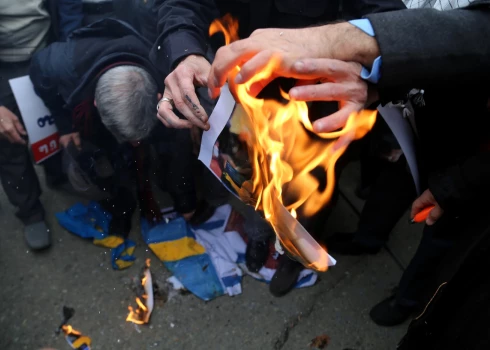 Kāds irānis tur Korānu, protestējot pret Korāna dedzināšanu Stokholmā. Zviedru un dāņu galēji labējais politiķis Rasmuss Paludans pie Turcijas vēstniecības Zviedrijas galvaspilsētā aizdedzināja musulmaņu svētās grāmatas eksemplāru. Daudzas musulmaņu valstis ir paziņojušas, ka ir sašutušas par Korāna dedzināšanu, ko Zviedrijas premjerministrs Ulfs Kristersons nosodīja rīcību kā "dziļi necienīgu". 