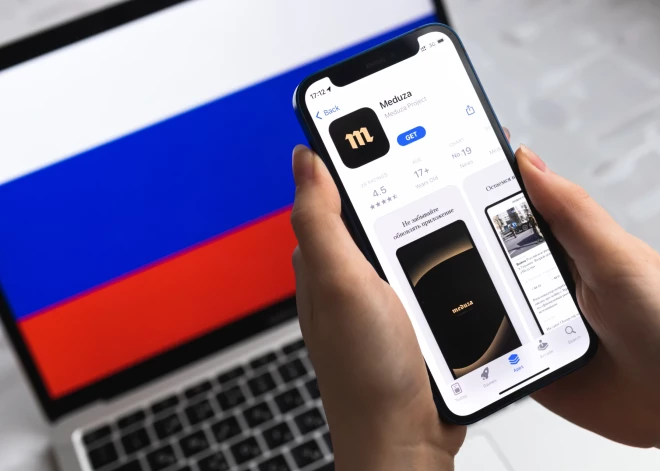 "Это еще одна атака на свободу СМИ в России": Евросоюз осуждает запрет "Медузы" в РФ