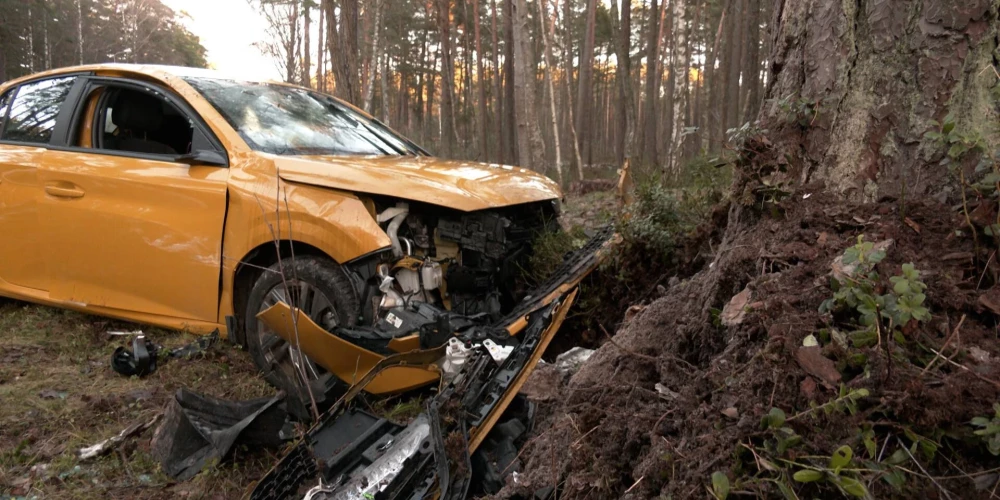 В кювете оказалась машина марки Peugeot, которую спасатели перевернули на колеса. (Фото: скриншот видео TV3)