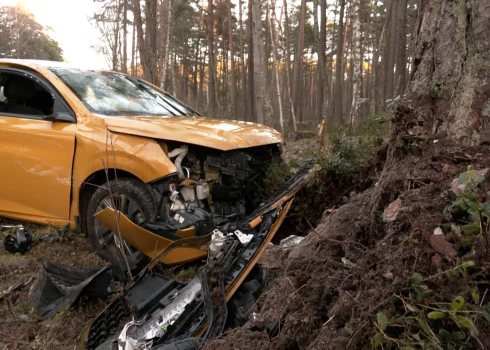 В кювете оказалась машина марки Peugeot, которую спасатели перевернули на колеса. (Фото: скриншот видео TV3)