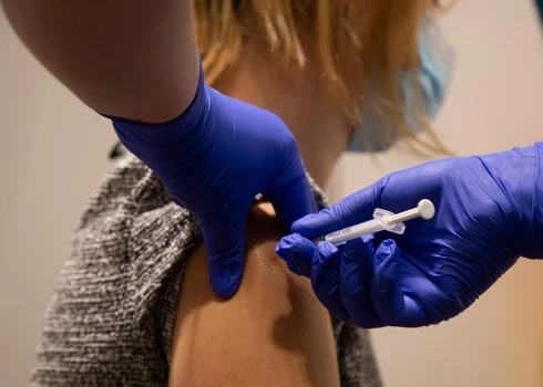 Vairāk nekā puse Latvijas iedzīvotāju neatbalsta ikgadēju vakcināciju pret Covid-19