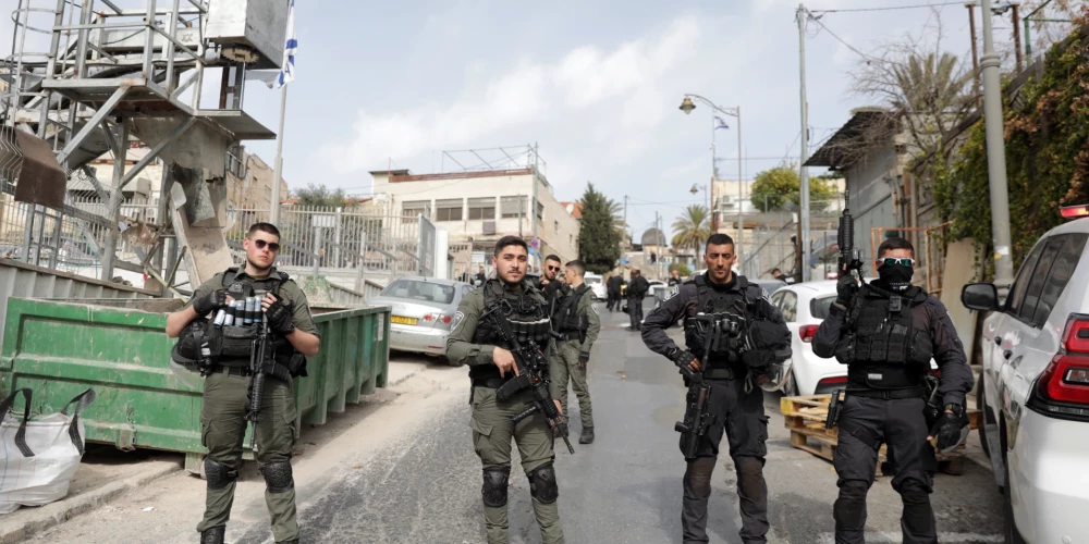 Иерусалим — столица Израиля, город на Ближнем Востоке. Расположен на плато в Иудейских горах на водоразделе между Средиземным и Мёртвым морями, на высоте 650—840 метров над уровнем моря. Климат средиземноморский, с жарким, сухим летом и мягкой, влажной зимой. Город является священным для трёх крупнейших авраамических религий — иудаизма, христианства и ислама. Населён представителями множества национальных, этнических и религиозных деноминаций. Численность населения Иерусалима (без пригородов) на начало 2020 года — 936 425 жителей.