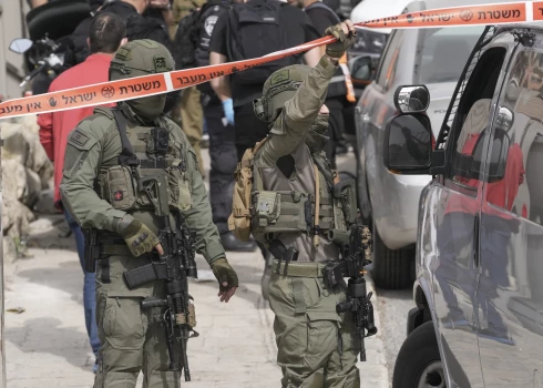 Izraēlas policijas darbinieki apšaudes vietā Jeruzalemē.