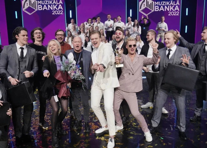 "Muzikālās bankas 2022" finālšovā 28. janvārī Daugavpils Olimpiskajā centrā par aizvadītā gada vērtīgāko popa un roka dziesmu Latvijā atzīta grupas "Citi zēni" dziesma "Lieka štuka". Otrajā vietā ierindojās "Sudden Lights" ar kompozīciju "Laternas", bet trešajā – "The Sound Poets" dziesma "Pie vienas uguns".