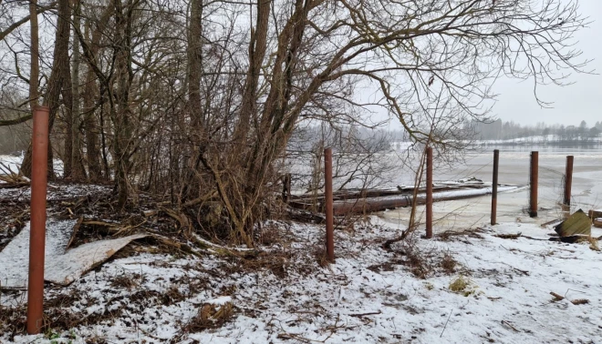 Ogres novada pašvaldība pavēlējusi upju, sevišķi Daugavas, krastos esošo nekustamo īpašumu īpašniekiem mēneša laikā noārdīt žogus, kas citiem liedz piekļuvi ūdenim.
