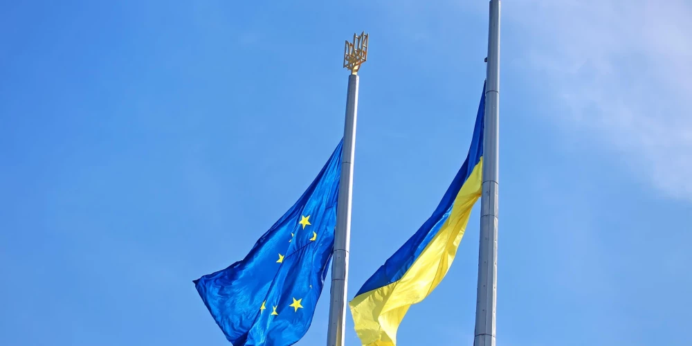 Eiropas Savienības un Ukrainas karogi. 