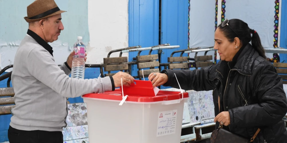 2022. gada 17. decembris vēlētāji nobalso vēlēšanu iecirknī Tunisā, Tunisijā 2022. gada 17. decembrī. 